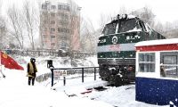 哈鐵青年勇戰(zhàn)風雪 保障旅客出行暢通