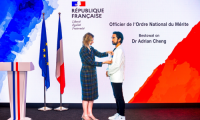 鄭志剛探索中外文化交流新道路，獲法國國家功績榮譽勛章