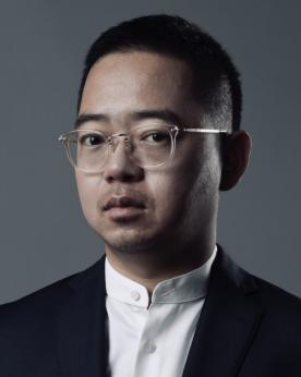 穿著西裝筆挺的男子

描述已自動生成