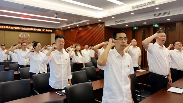 重溫入黨誓詞  拍攝人：李洪川.jpg