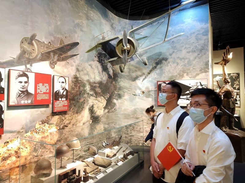 參觀抗日戰爭紀念館照片（李洪川攝） (2).jpg