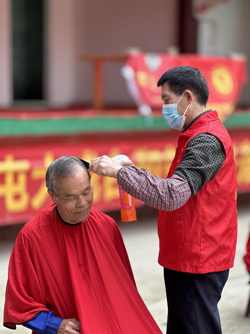 圖三：黨員志愿者為老人理發.jpg