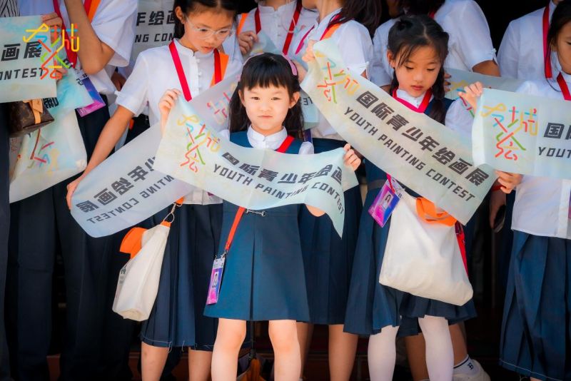 伊頓紀德校服亮相"友城繪"海外啟動儀式 衣以載道傳遞中國校服美學