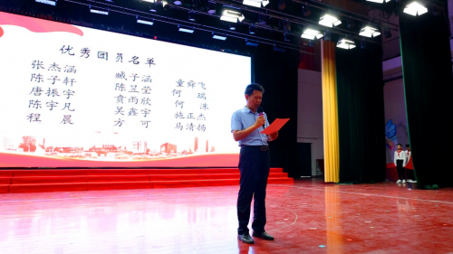 向黨致以青春的禮贊 對(duì)黨許下青春的誓言