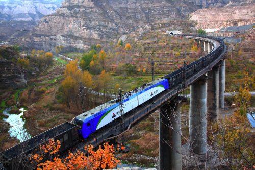 開行5000列！中鐵一局新運(yùn)公司兩萬(wàn)噸重載列車開行邁入新里程