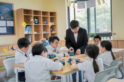 校園招生進行時，校服意外受關注