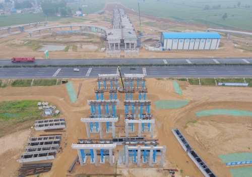 濮新高速寧沈段Ⅰ標邏崗樞紐互通K6+288主線橋（左右幅）鋼箱梁頂推段臨時支架安裝完成