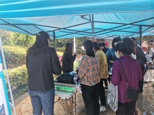 云智煥便民服務走進社區，為住戶清洗空調凈化空氣