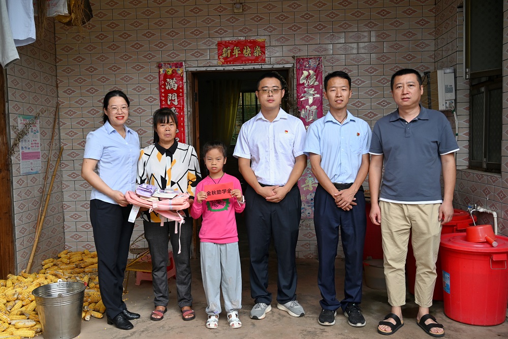 &ldquo;金秋助學(xué)&rdquo;送愛(ài)心入戶走訪暖人心