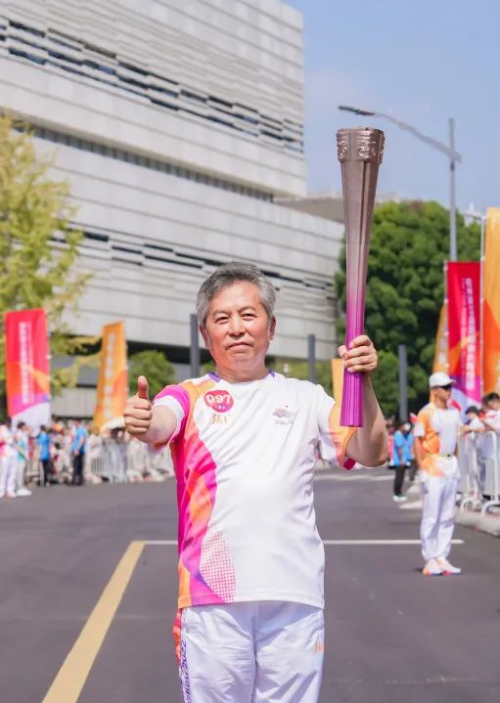 薪火接力&middot;榮耀時刻！千年舟集團董事長陸銅華擔任亞運會火炬手